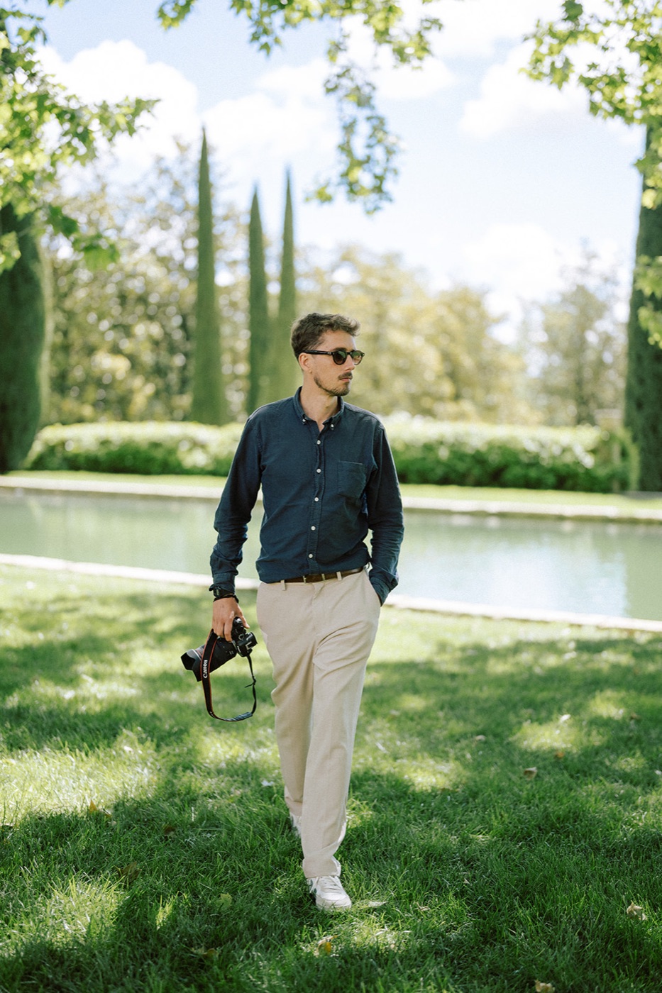 Hugo Gruter, camera in hand, in a garden